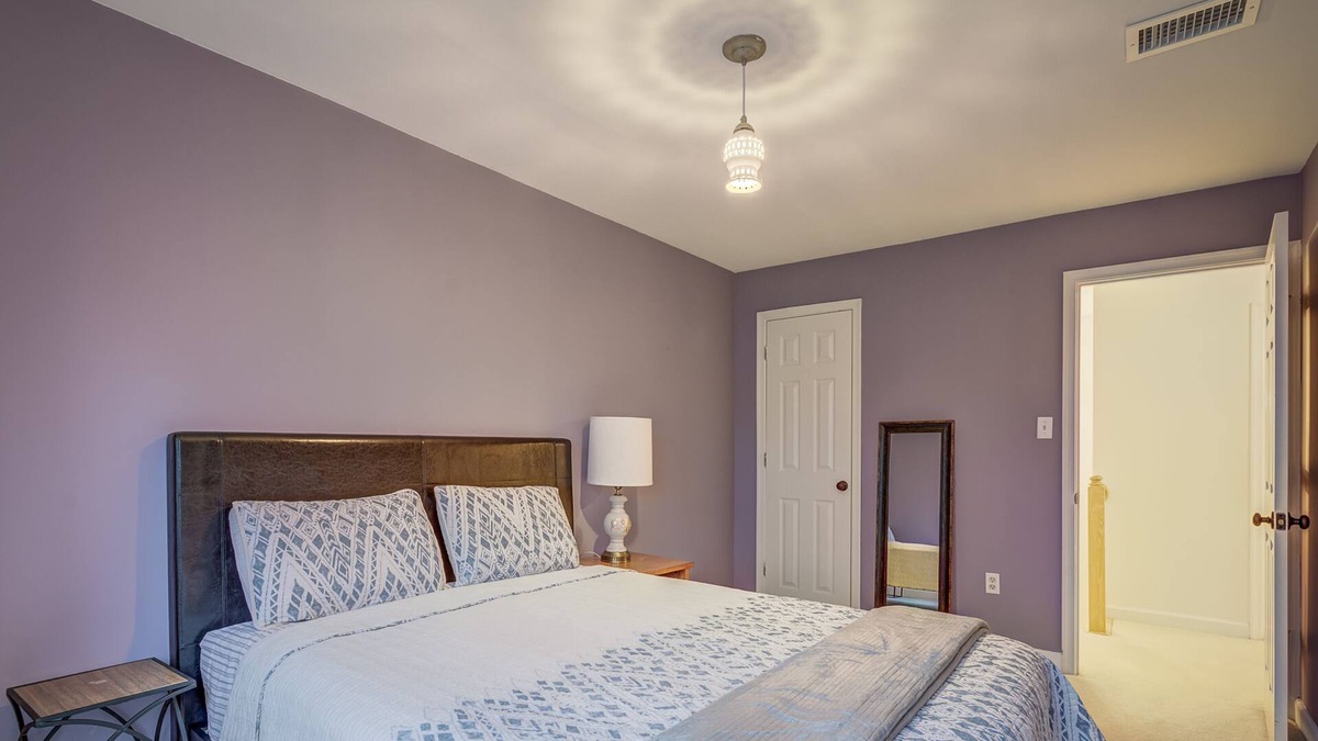 Lake Ridge House | Cheerful 3 bedroom 2.5 bath king bed