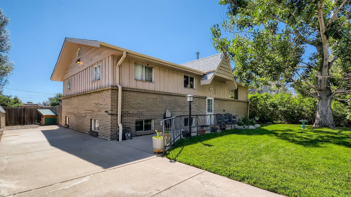 East Old Golden Rd House | Cheerful 3 Bedroom Basement Apartment in Golden