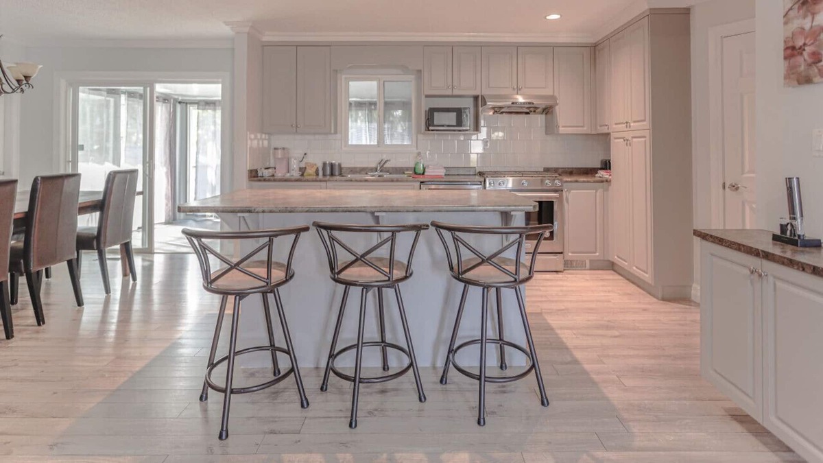 South Clearbrook House | Cheerful 3 Bedroom main floor.