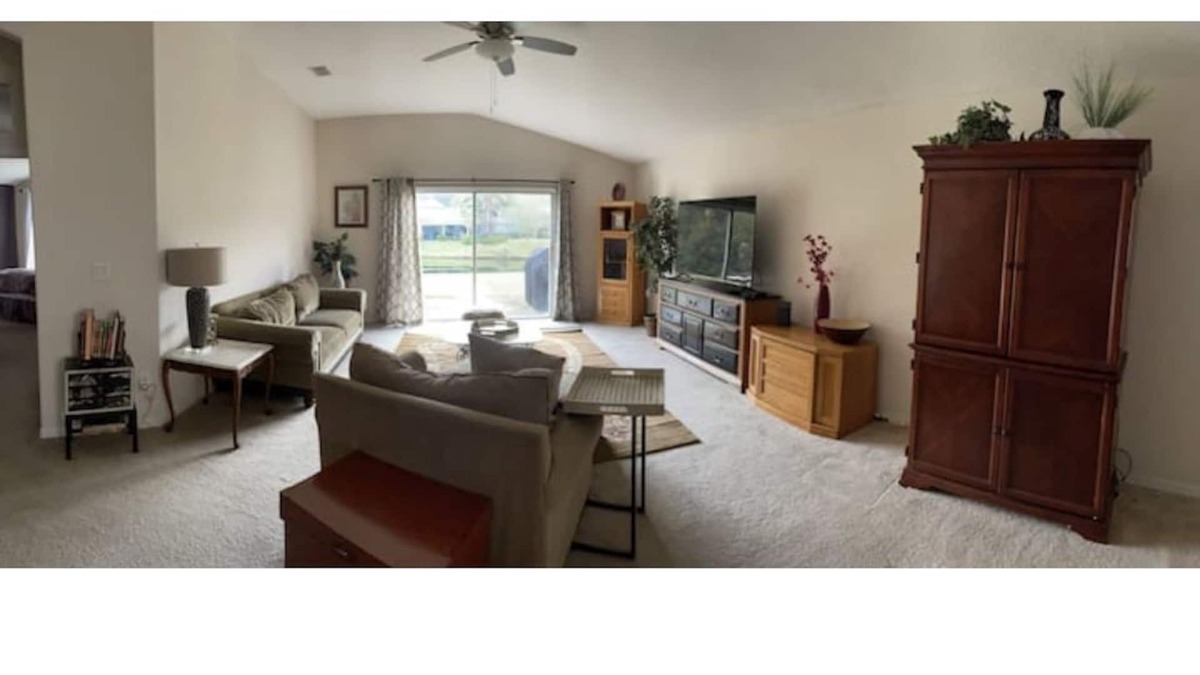 OakLeaf Plantation House | Cheerful 3 bedroom and 2 bathroom room house on a pond.