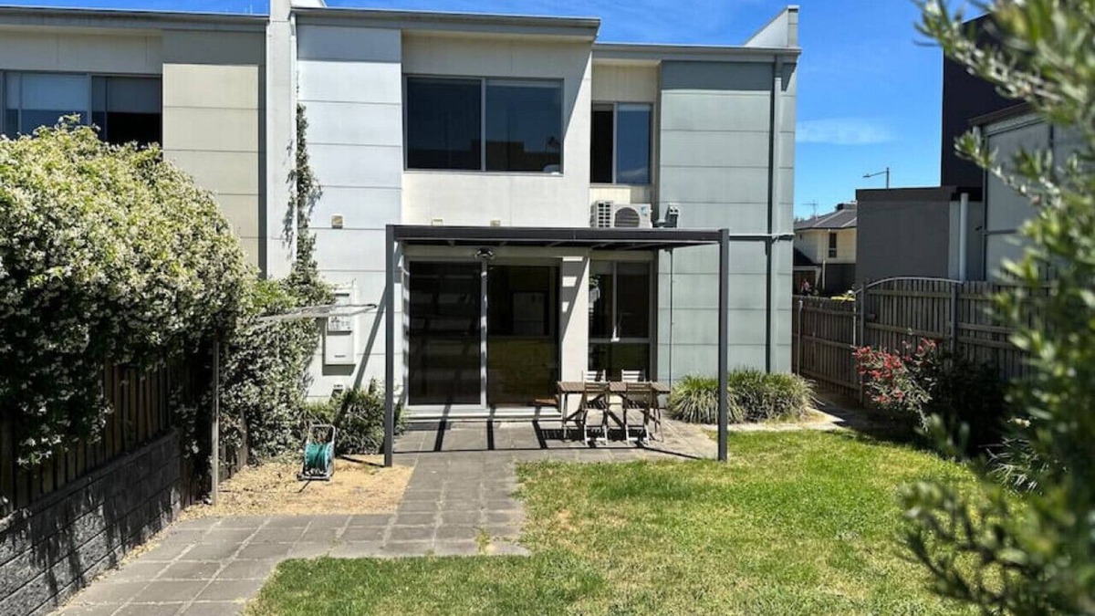 Crace House | Cheerful 3BR townhouse with free parking in Crace
