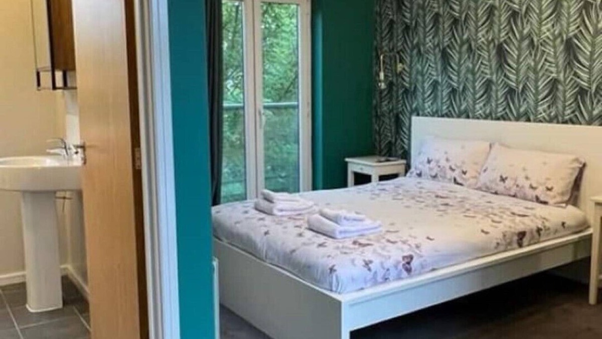 Salford House | Cheerful 4-bedroom house with multiple car parking