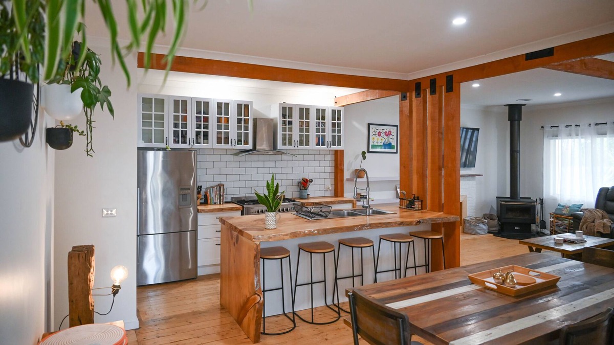 Mansfield House | Cheerful 4 Bedroom Home with Spa