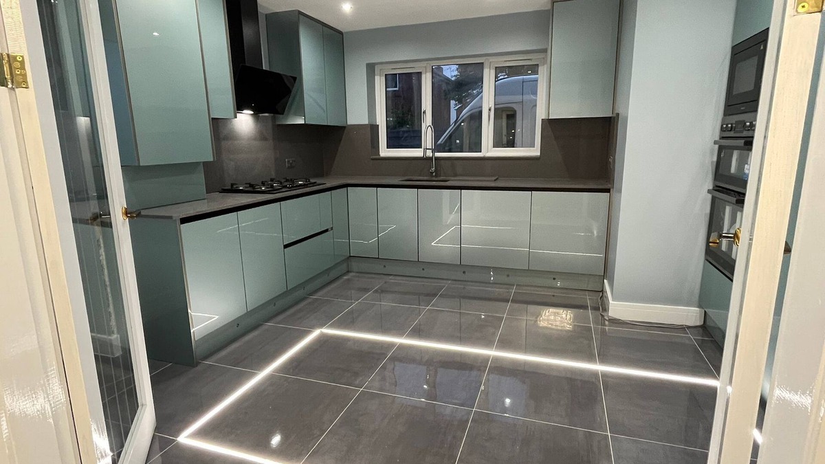 Cradley Villa | Cheerful 4 Bedroom Luxury house with free parking
