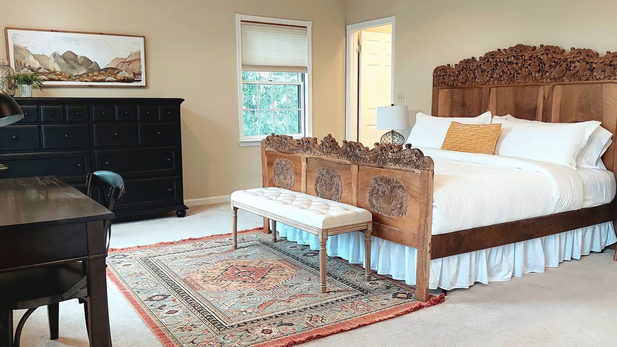 Lake Barcroft House | Cheerful 5-Bdrm Home | Huge Fenced Yard | Kid-Pet Friendly | Near it all!