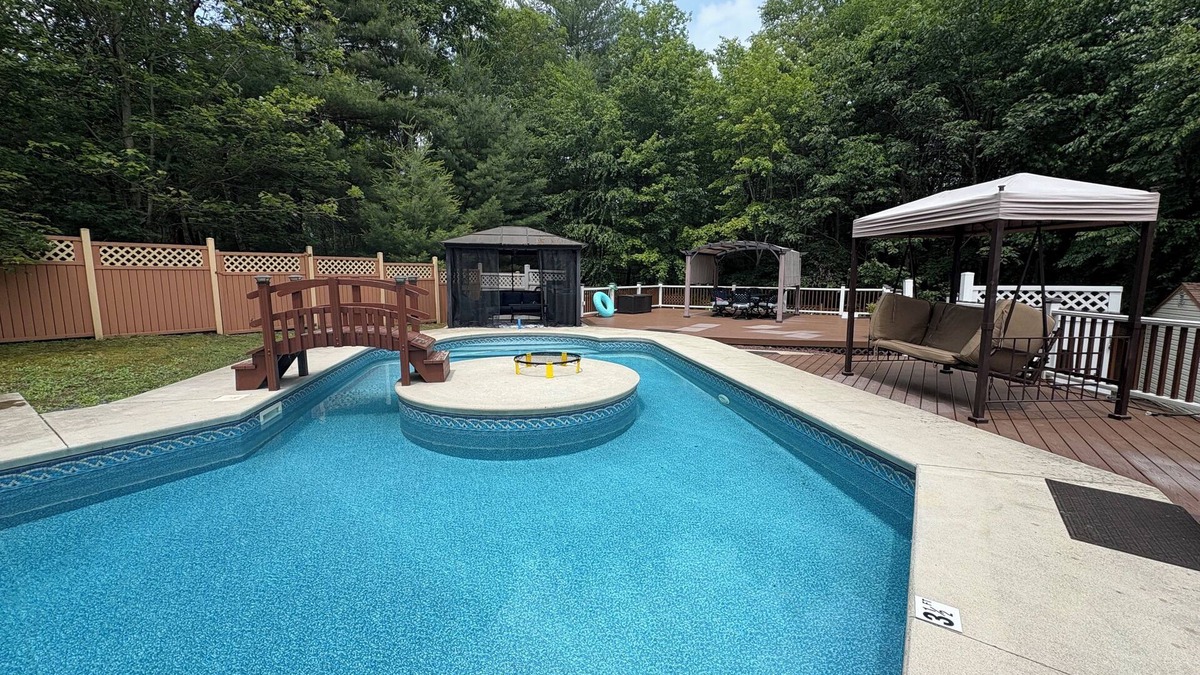 East Stroudsburg Villa | Cheerful 5-bedroom resort villa with heated pool
