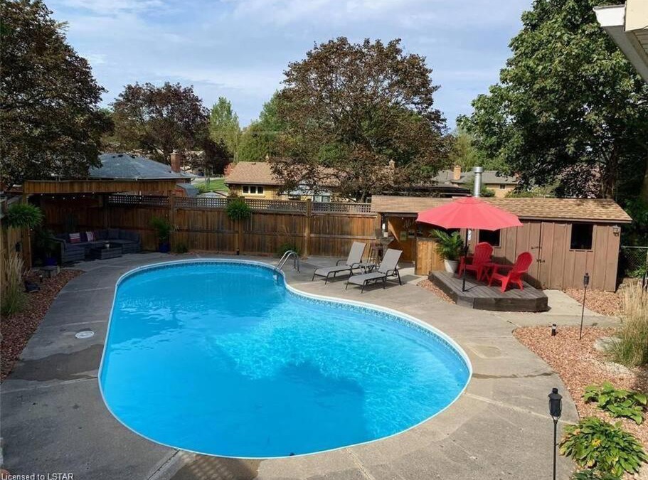 London Villa | Cheerful 5-bedroom bungalow with pool