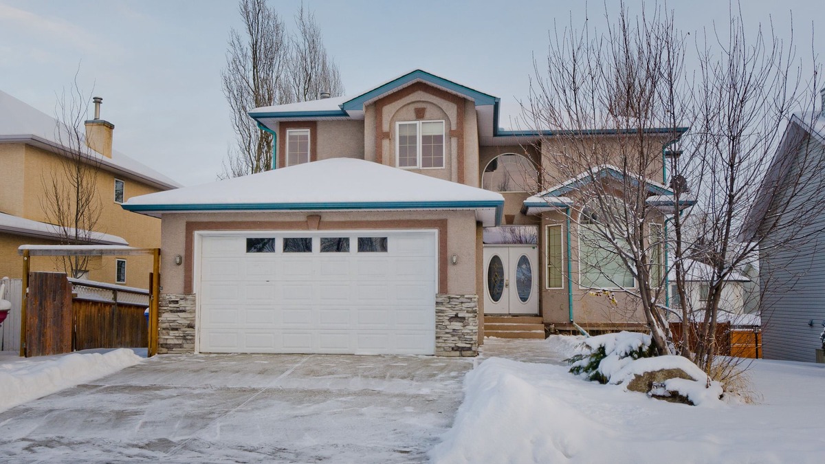 Chestermere House | Cheerful 5-bedroom home close to Chestermere lake