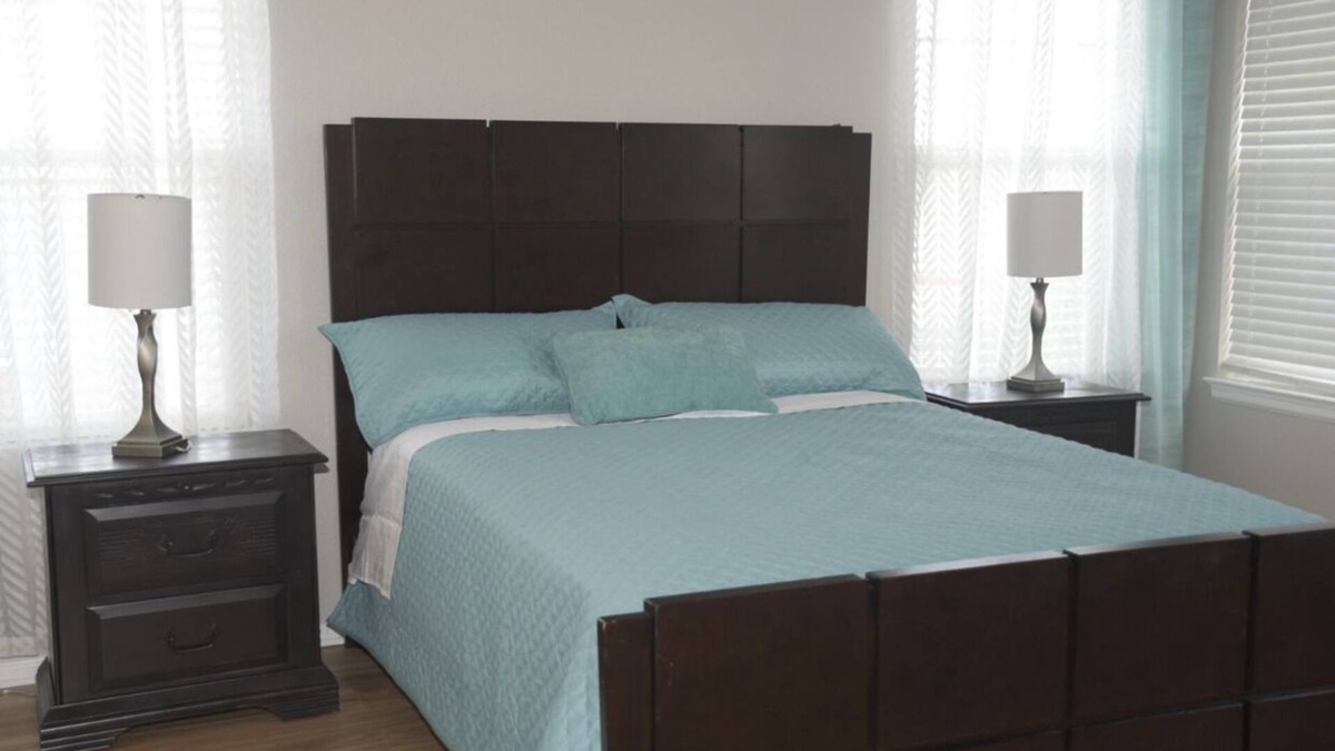 Aurora House | Cheerful 5 Bedroom Home with Free Parking