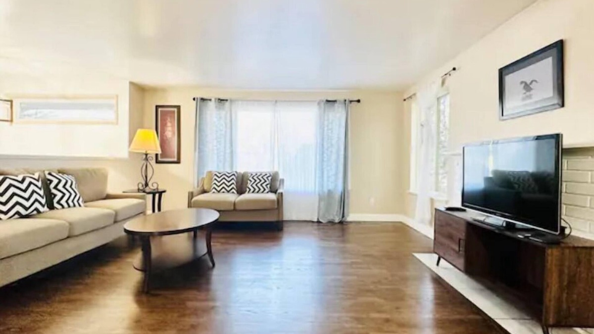 Eastgate House | Cheerful 5B house/large yard/garage