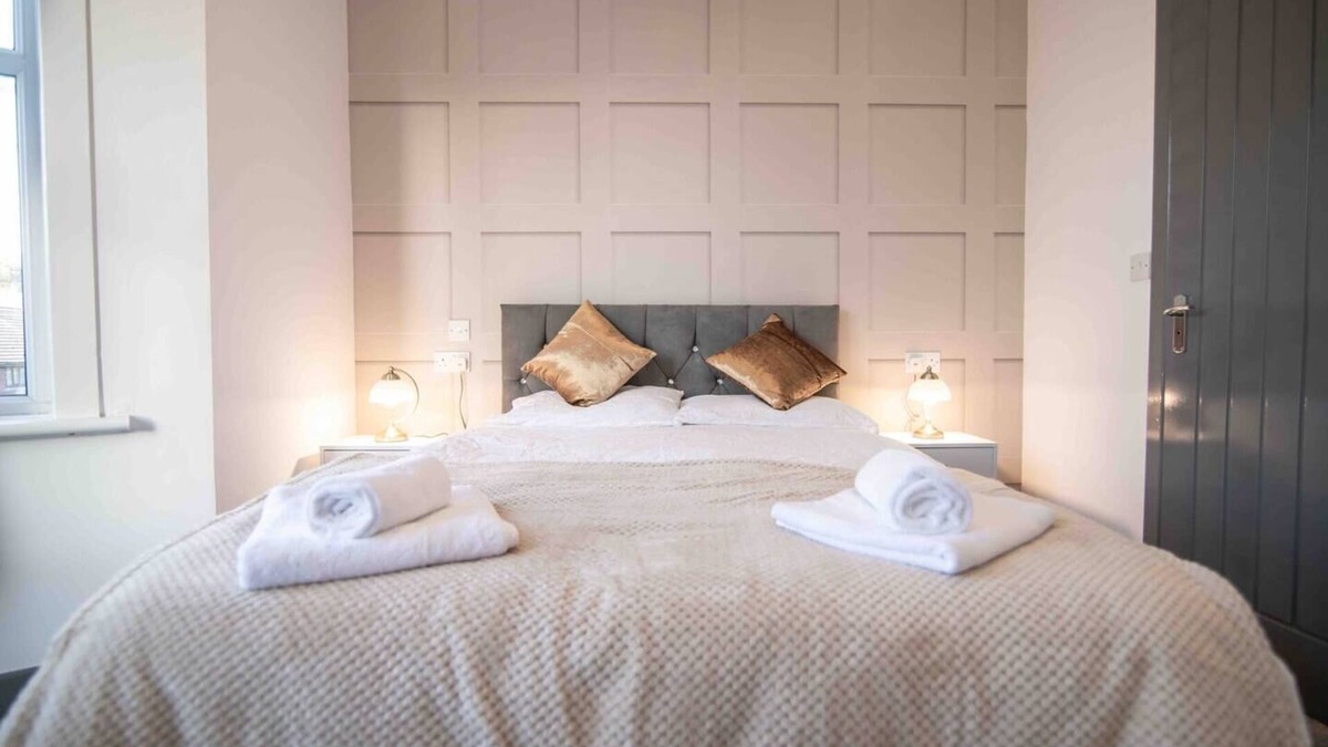 Dover House | Cheerful 6 Bed with Hot Tub @ The Grey Elegance