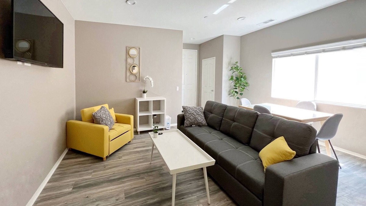 Glen Avon House | Cheerful And Cozy one large bedroom