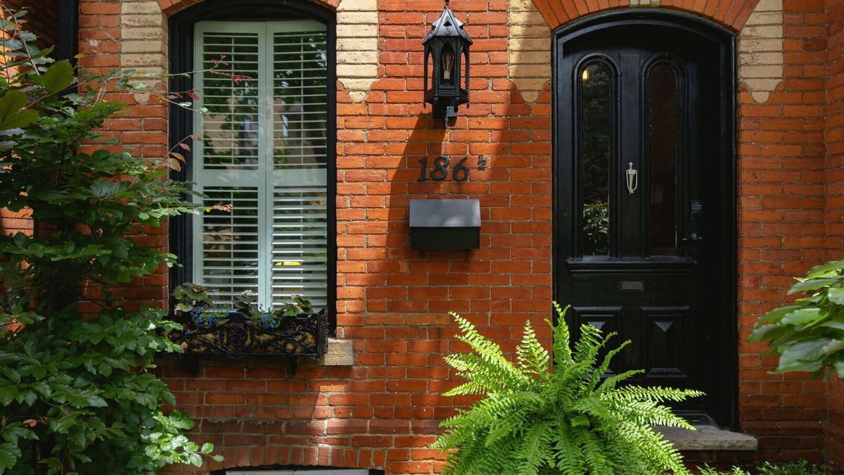 Hamilton House | Cheerful and cozy 2-bedroom Victorian in trendy neighborhood.