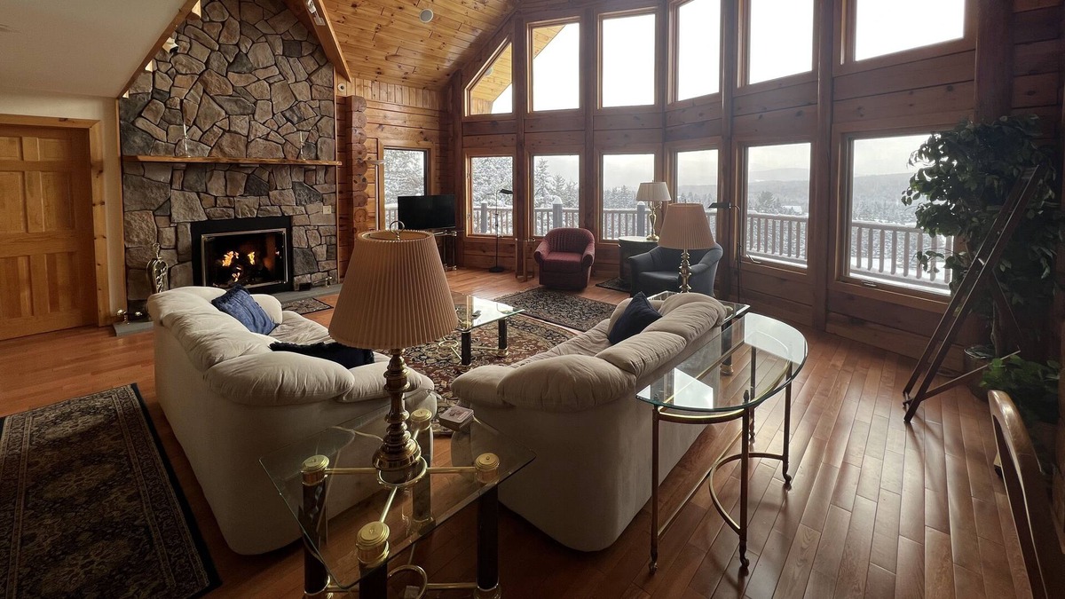 Colebrook Cabin | Cheerful and spacious log home4 bedroom 3 1/2 bath