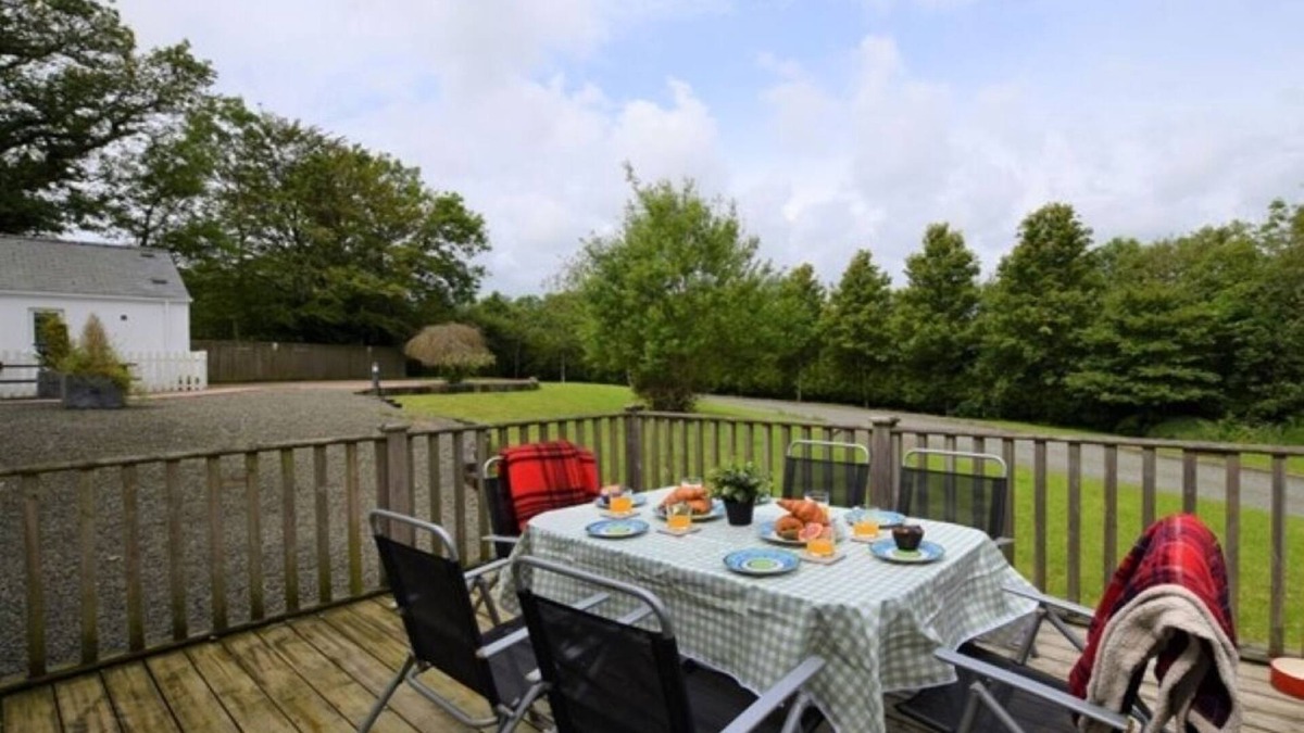 Tenby Cabin | Cheerful Clean One Dog Friendly Cottage Near Coast