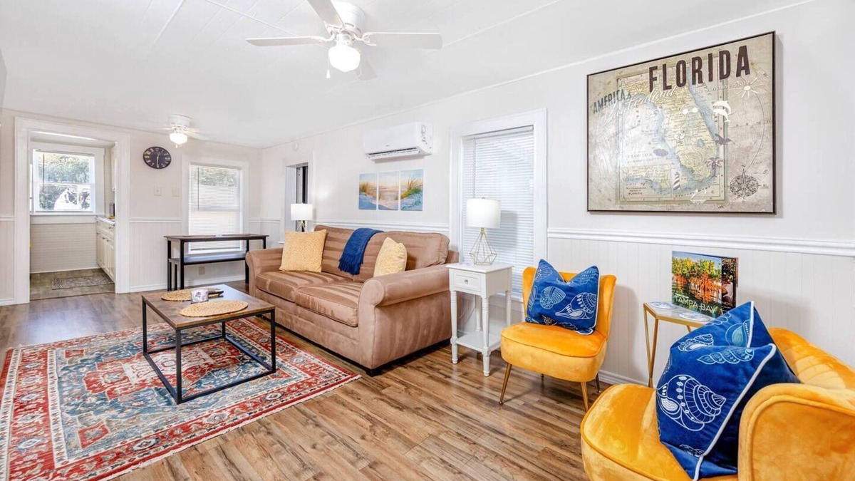Palm Harbor Cottage | Cheerful Coastal Cottage Close to Beach