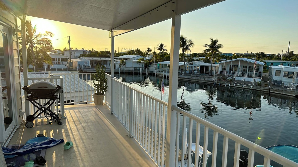 Key West House | Cheerful home with waterfront canal and boat dock on Big Coppit key- 28 day min