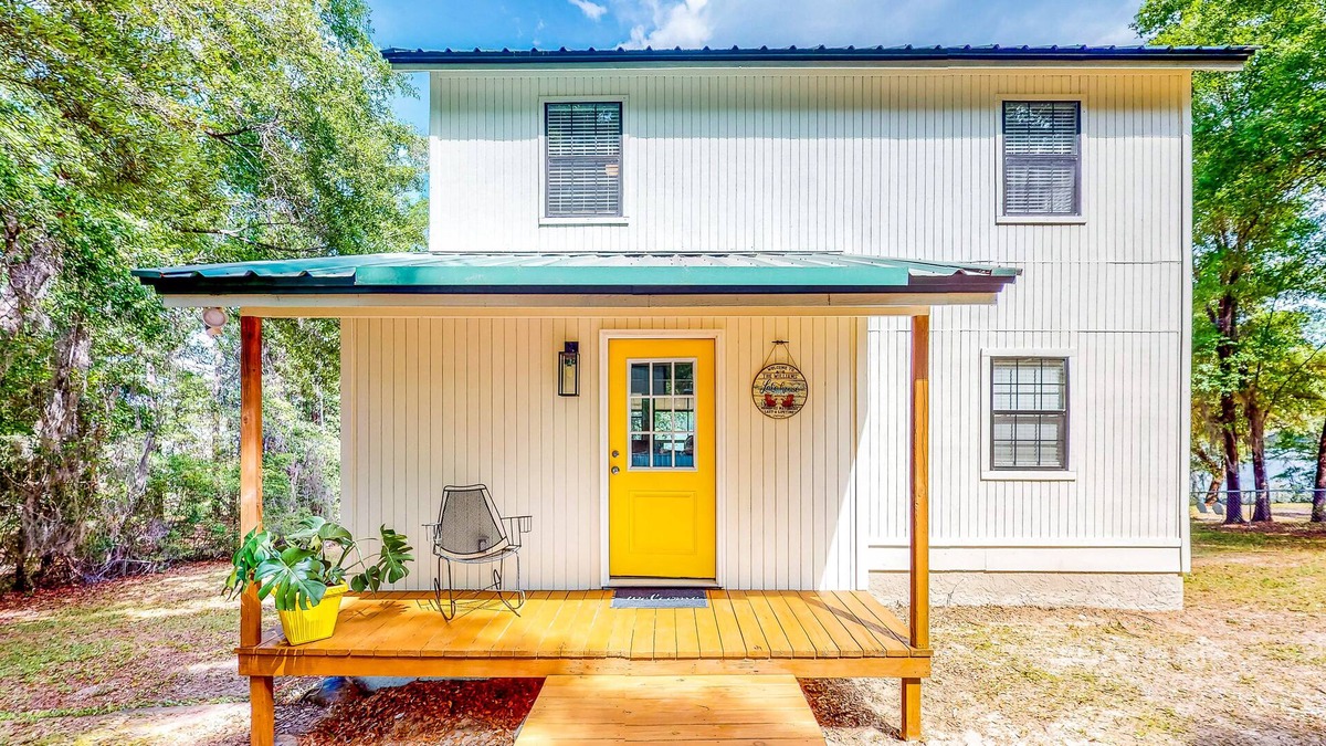 Chipley House | Cheerful lake house with a large deck, kayaks, washer/dryer, and central AC