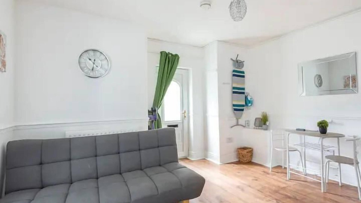Liverpool Apartment | Cheerful Maisonette in the heart of Orrell Park
