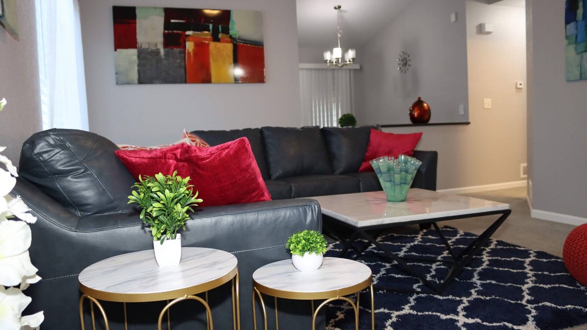 Aurora House | Cheerful, Newly furnished 3 bdrm home with indoor fireplace.