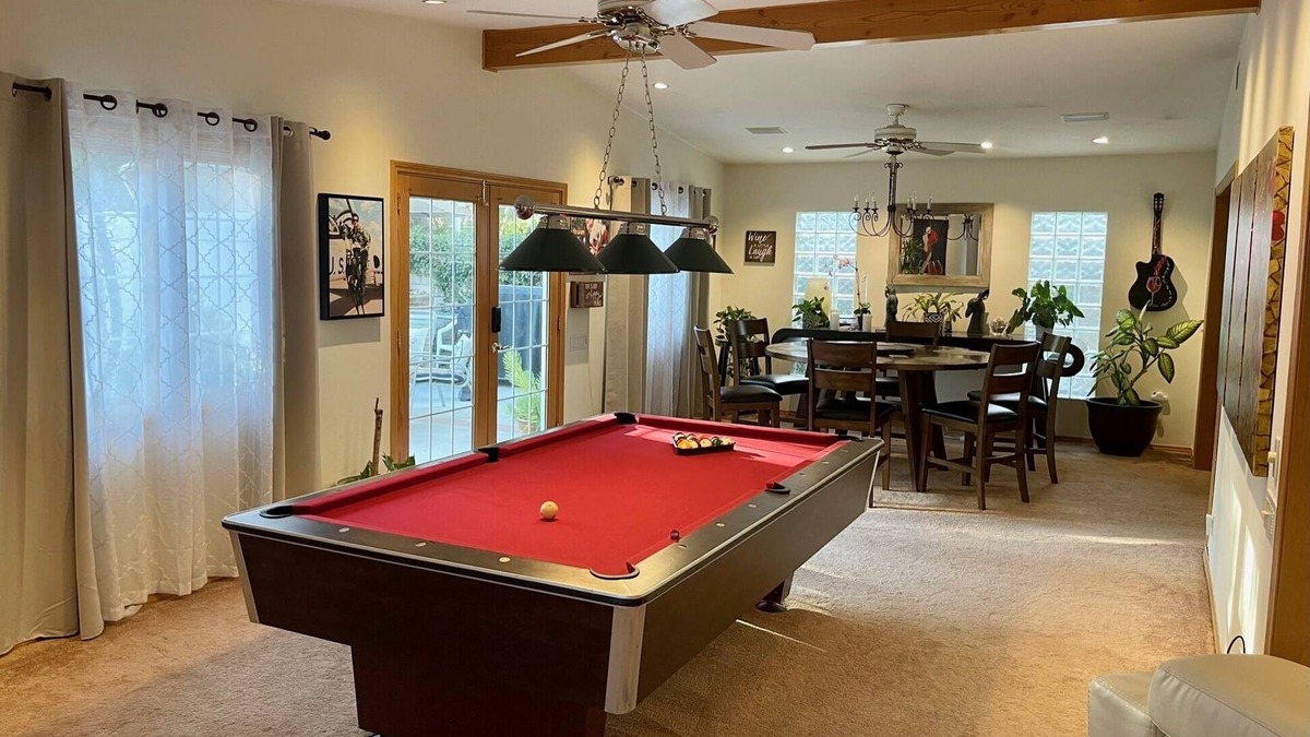 Newhall House | Cheerful Single Story 3-bedroom home w pool table