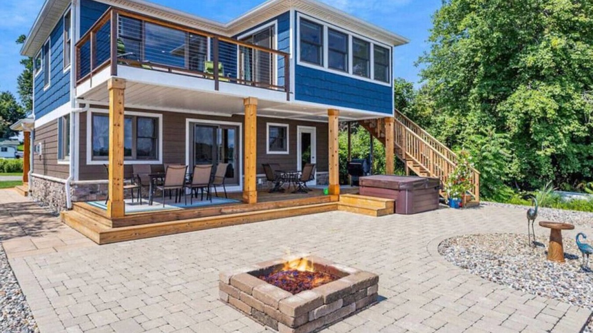Sister Lakes Cottage | Cheerful Sister Lakes 4 BDR Lake Hse w/Hot tub.