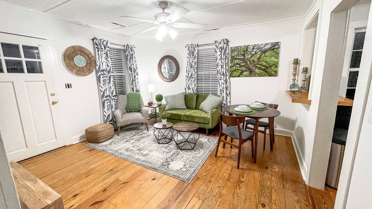 Beaufort Cottage | Cheerful tiny home by the Bay