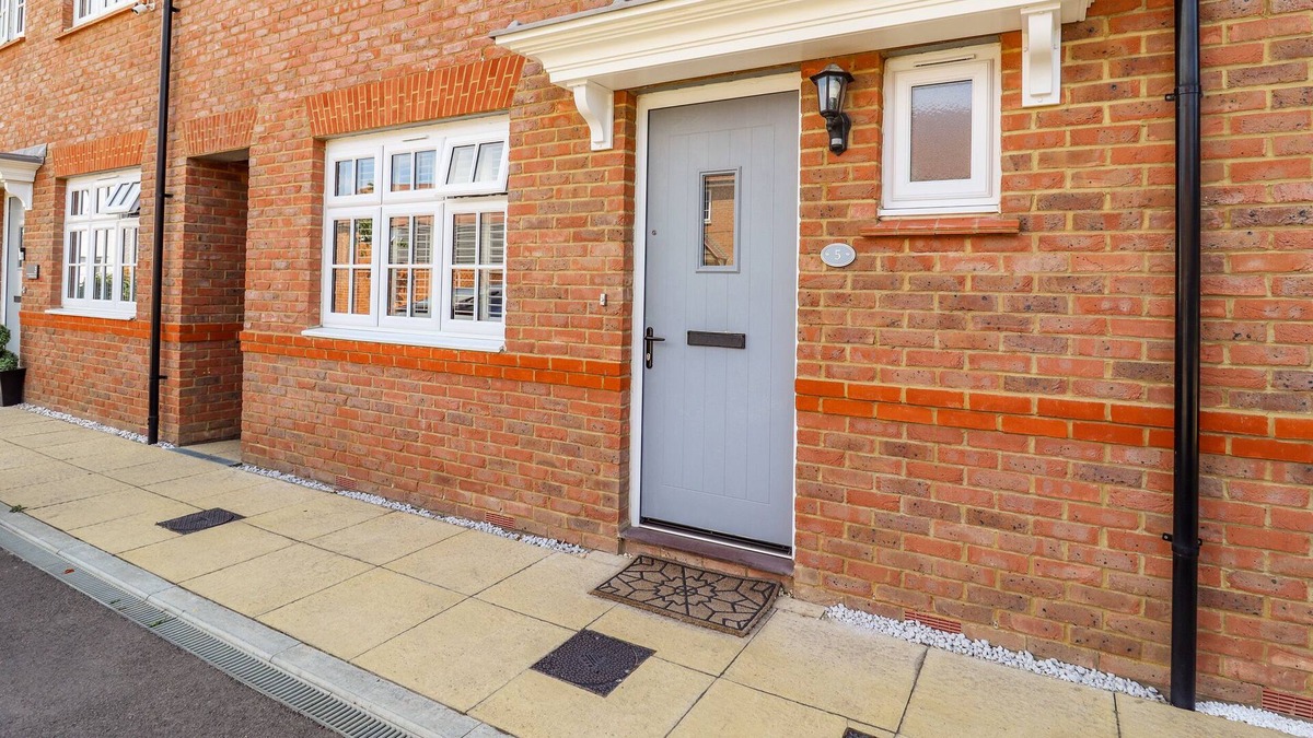Sittingbourne House | CHEERFUL TOWNHOUSE, family friendly, with a garden in Sittingbourne