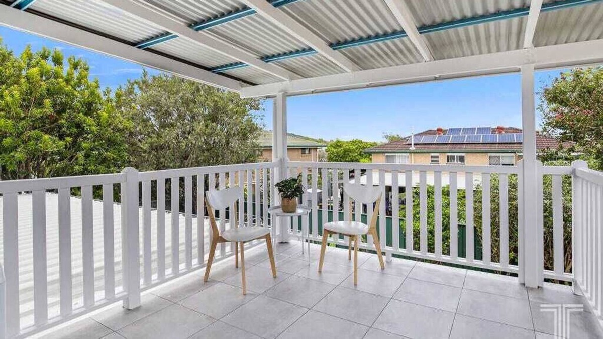 Wishart House | Cheerful Upstairs 3 Bedroom Home w Free Parking