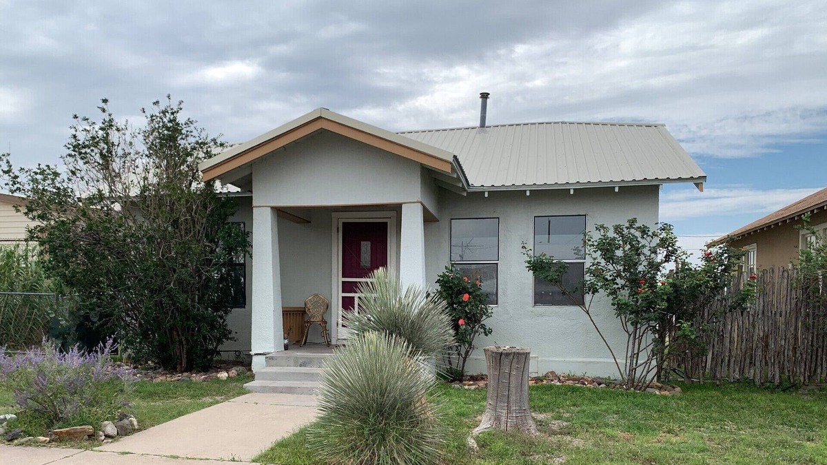 Truth or Consequences House | Cheerful Bungalow Walking Distance from Hot Springs District for Long Term Stays