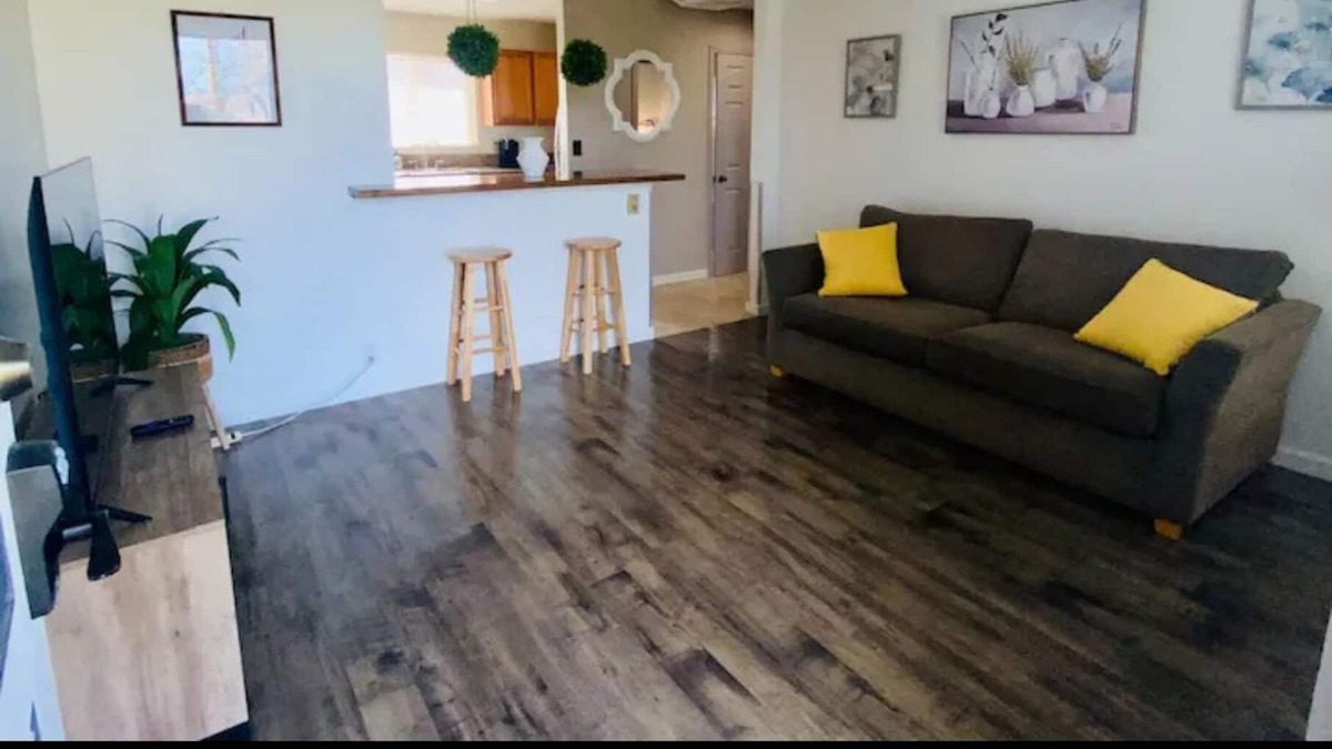 Grenada House | Cheerful vacation 3-BR home convenient for I-5 travelers 20m from Mt Shasta city
