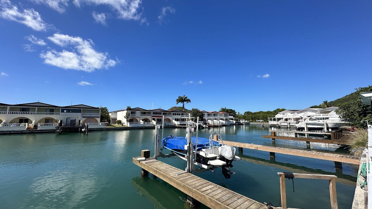 Bouvet Island Villa | Cheerful Waterfront Villa