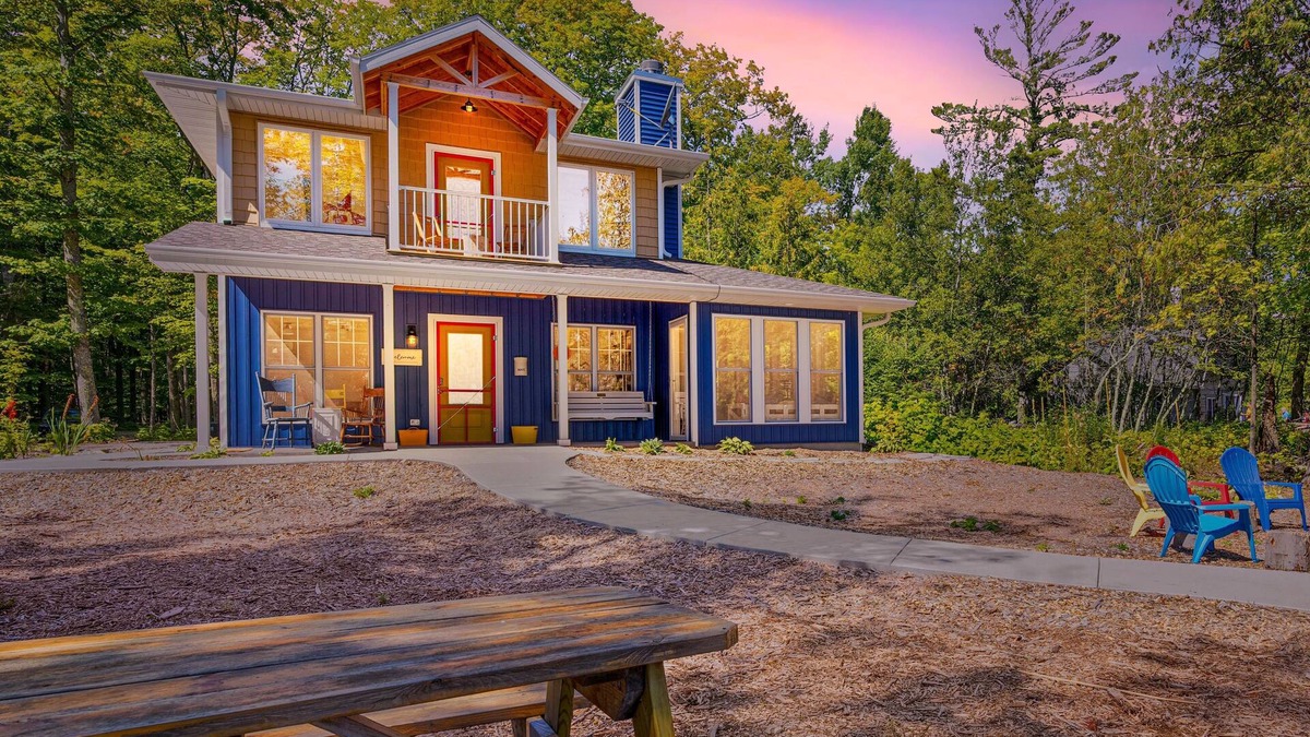 Sturgeon Bay Cottage | Cheery accessible lakefront cottage-quiet side of Lake Michigan in Door County