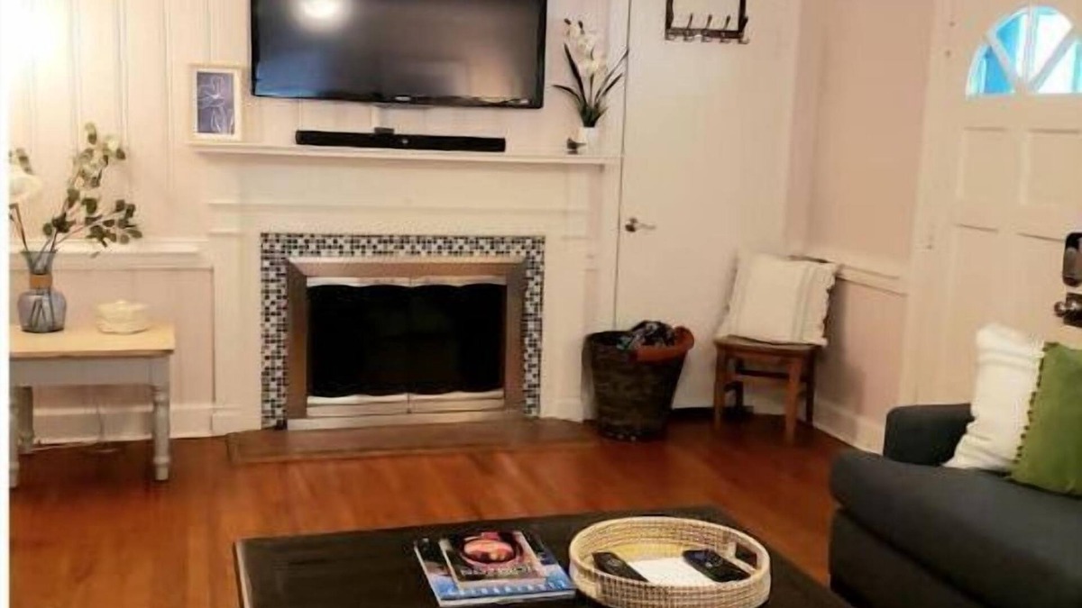 Rocky Mount House | Cheery and bright! Pet friendly!