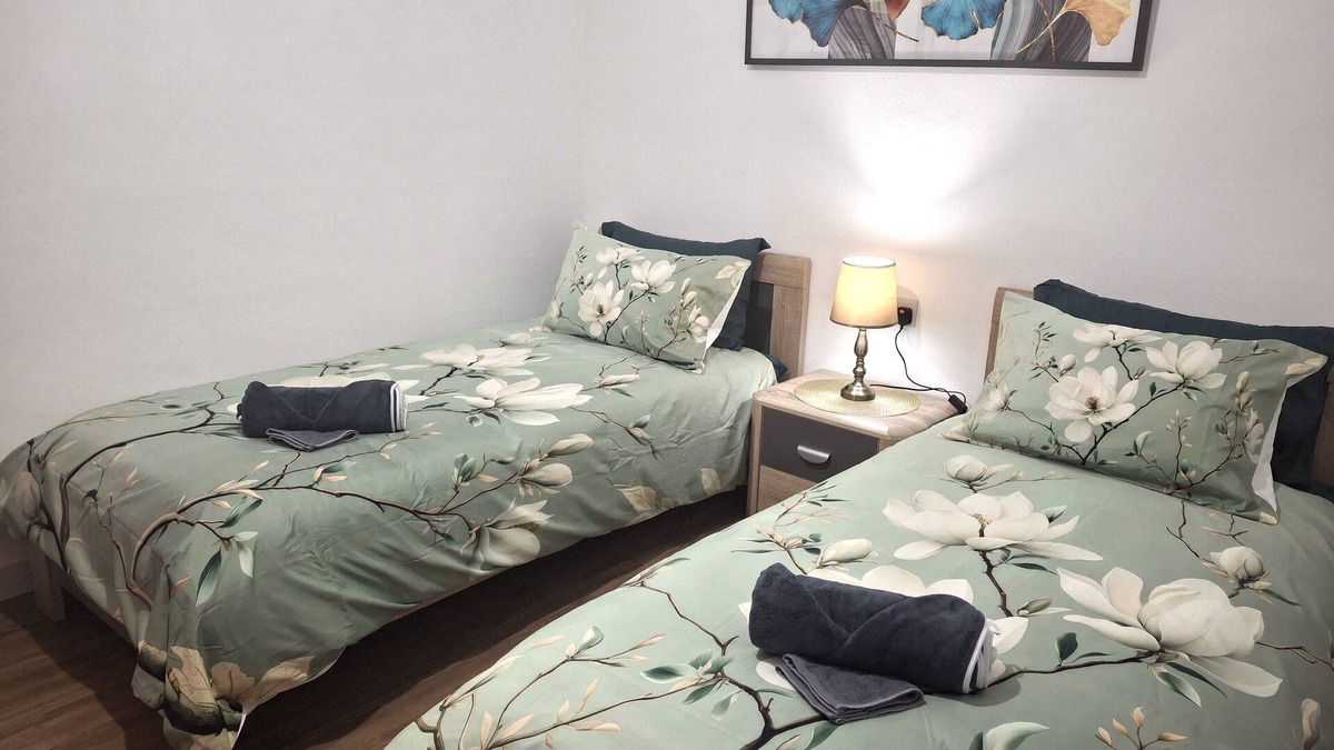 Victoria Apartment | Cherry Blossom Apartment with Courtyard - 5min Walk to Centre