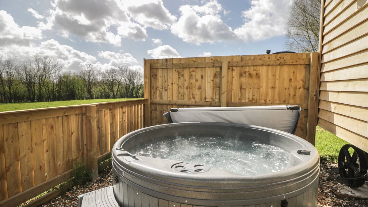 Staple Hill Cottage | CHERRY BLOSSOM, character holiday cottage, with hot tub in Warmley