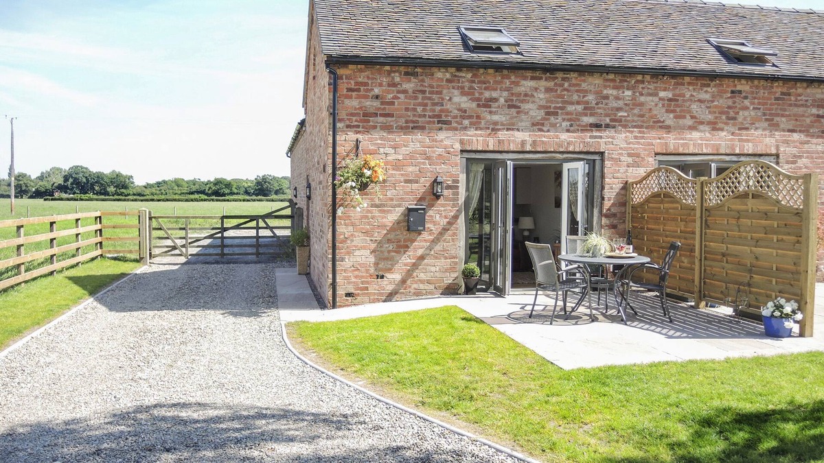 Stanton Upon Hine Heath Cottage | CHERRY TREE BARN, romantic, with a garden in Shawbury