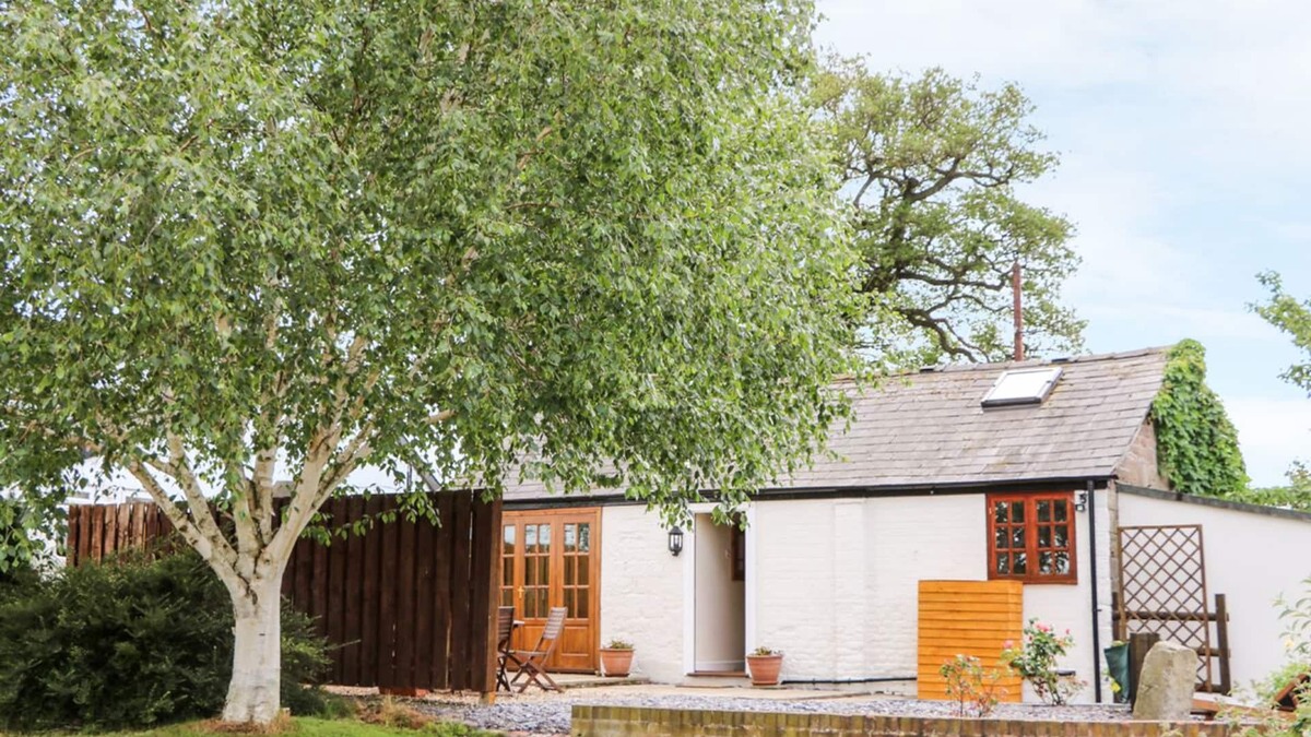 Tattenhall Cottage | CHESHIRE CHEESE COTTAGE, romantic, with hot tub in Tattenhall