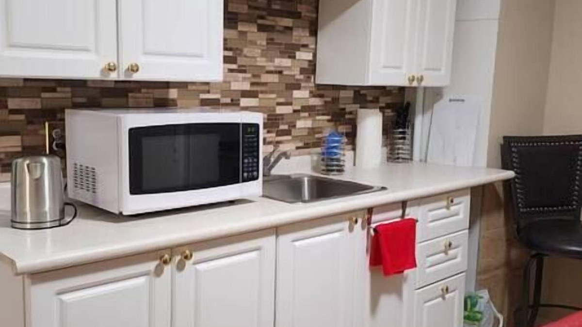 Winnipeg Apartment | Chesskings Guest House - Unit 2 Notredame Avenue