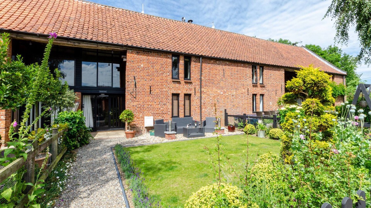 Runham House | Chestnut Barn Runham 1880's Barn conversion