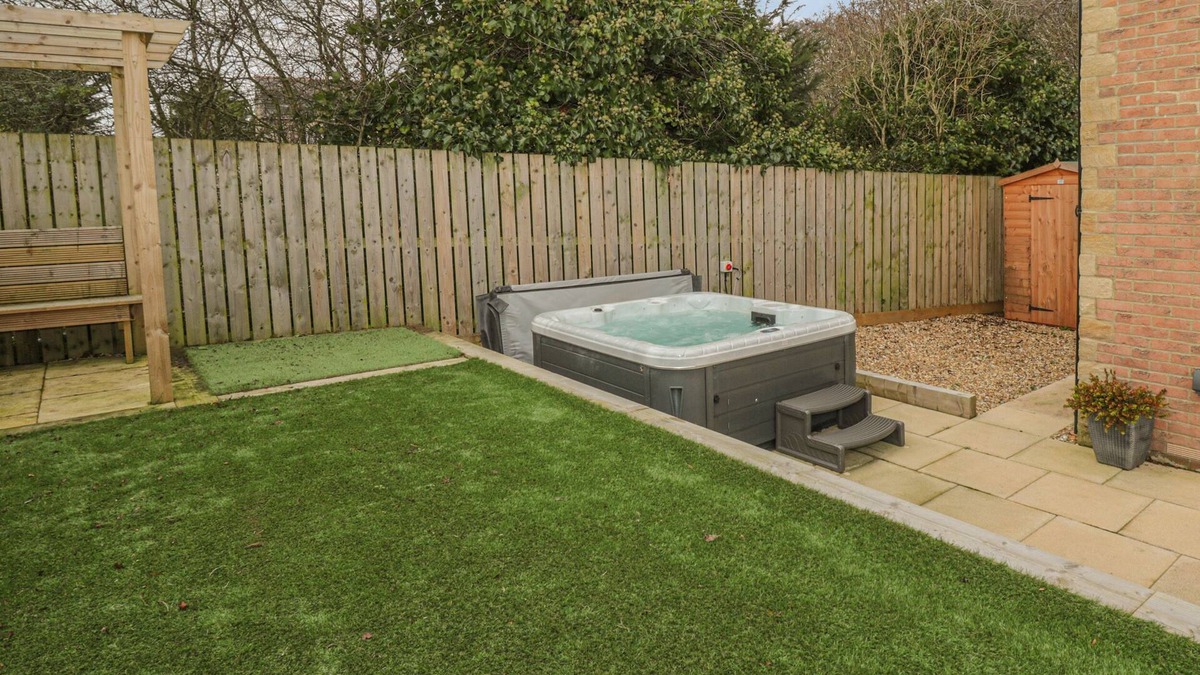 Longframlington House | CHESTNUT COTTAGE, pet friendly, with hot tub in Longframlington