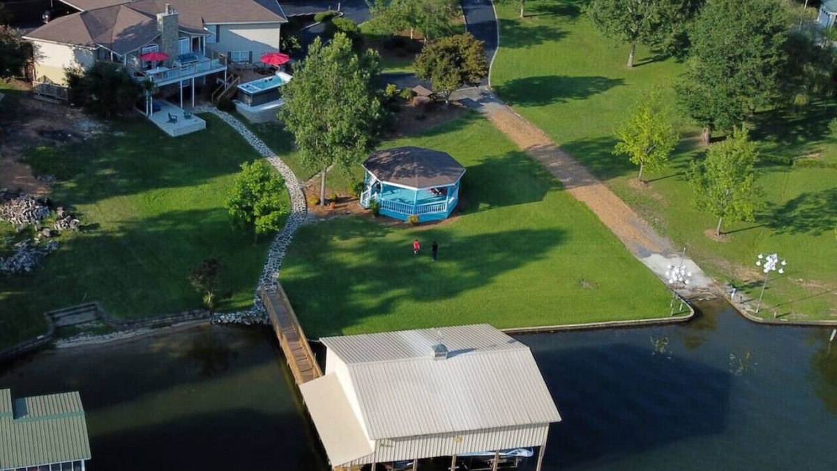 Leesburg House | Chestnut Cove Retreat on Weiss Lake Sleeps 16 Comfortably