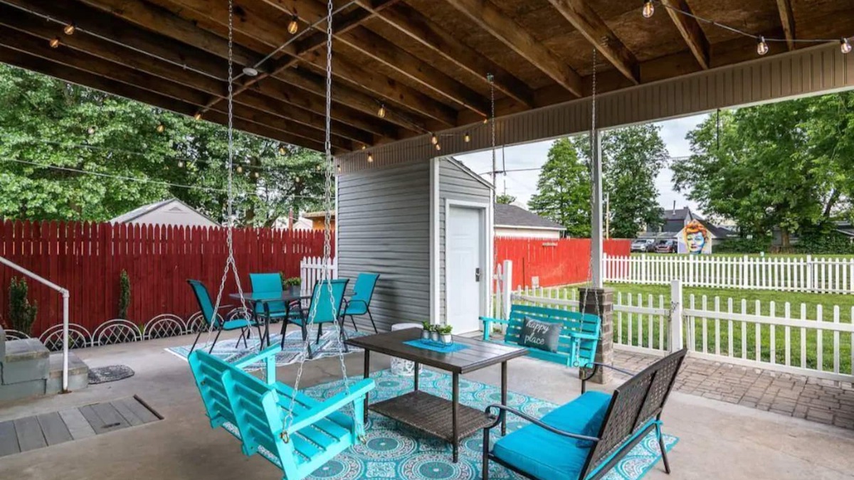 Louisville House | Chestnut Street Charmer-Walk to Louisville!