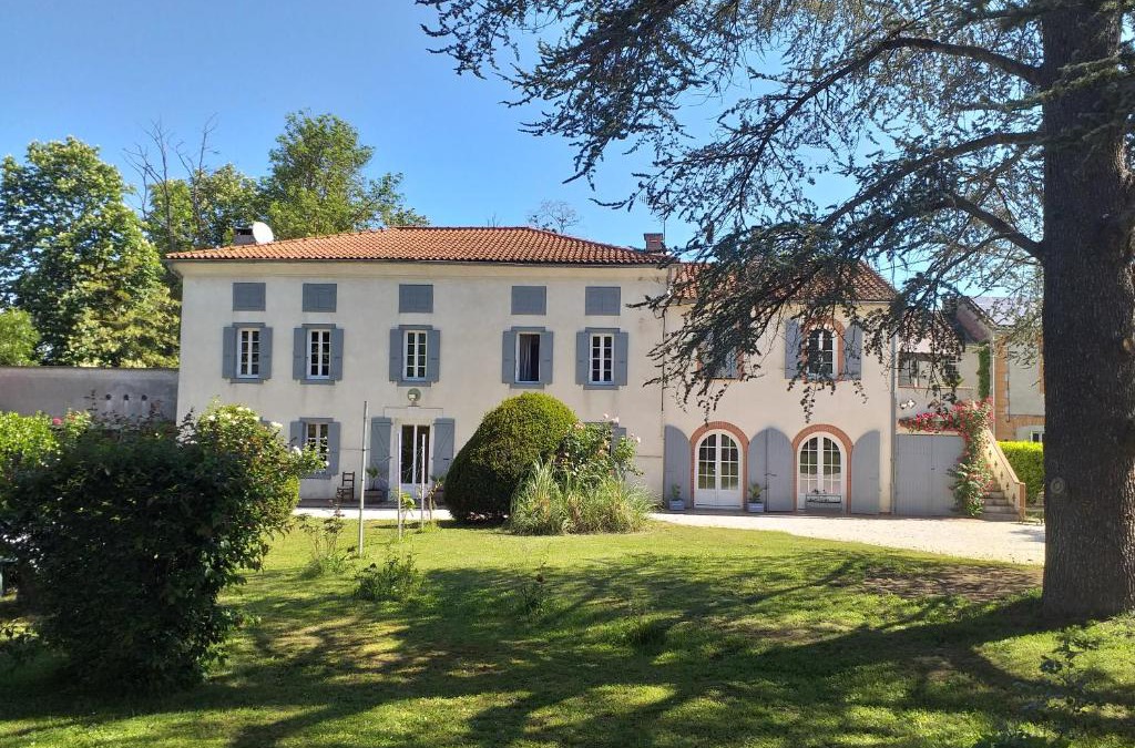 Le Fossat House | Chez Celine et Philippe chambre Marie dans propriété de charme avec piscine