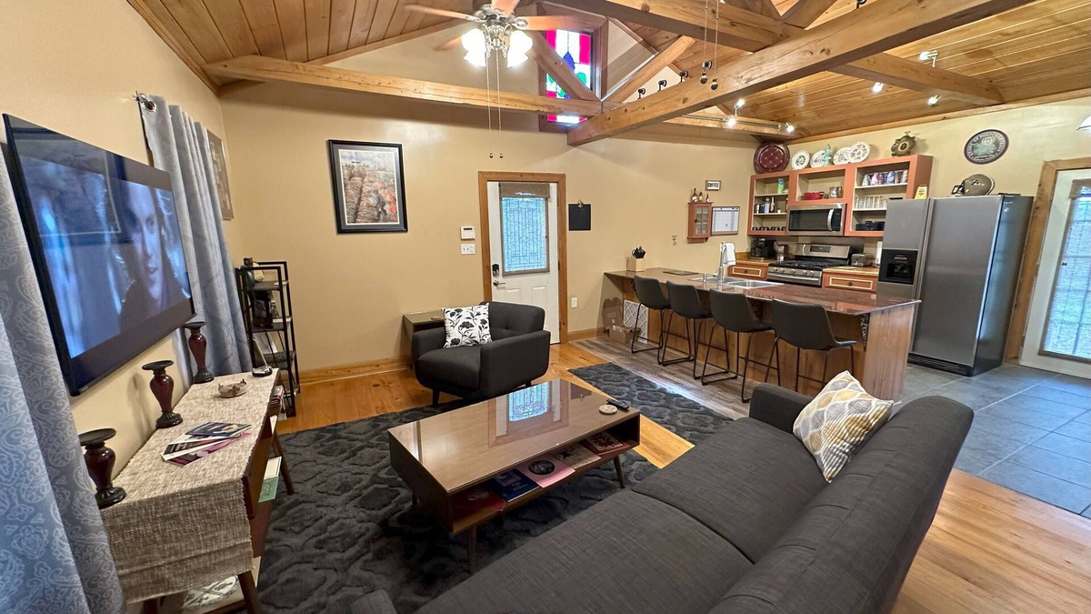 Scott House | Chez Le Fleur: A Cozy 2 Bedroom Home with Patio, Fenced Yard & Wi-Fi Min to I-10