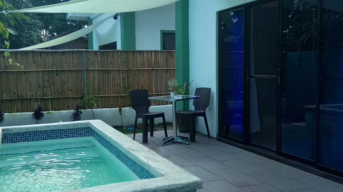 Valencia House | Chez Melanie U1 -Dumaguete Getaway with private plunge pool & Starlink Internet.