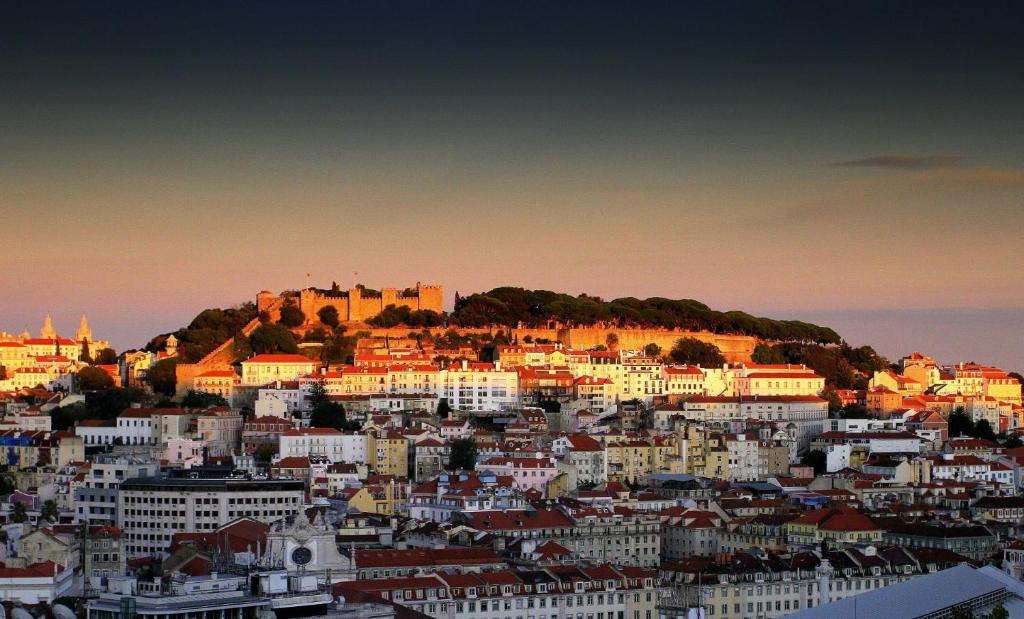 Sacramento Apartment | Chiado Apartment with View to the Castle