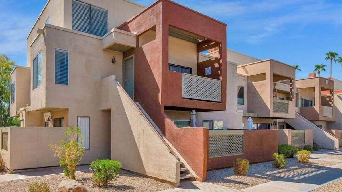 Scottsdale Estates Six Condo | Chic 1 and 1/2 bedroom + loft condo in Scottsdale with community pool + gym