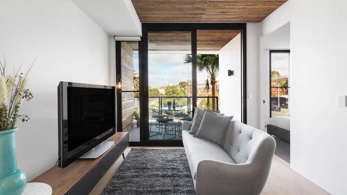 Malvern Apartment | Chic 1-Bed with a Sleek Balcony near Shops