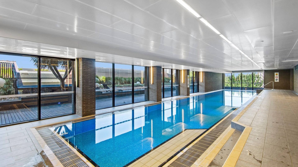 South Yarra Apartment | Chic 1-Bed with Balcony Views and Amenities